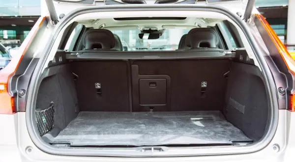 Tomt volvo v60 bagageutrymme med nätficka på sidan. Perfekt för helgutflykten eller storhandling.