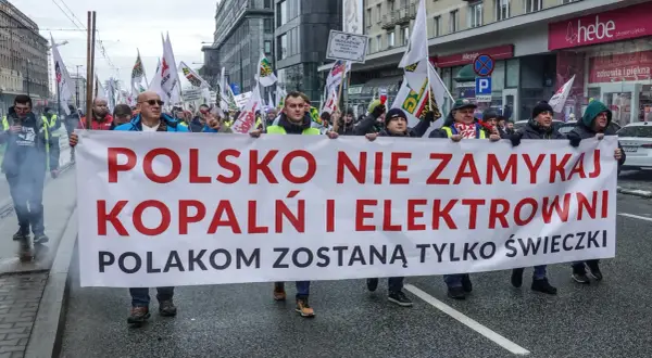 Protestujący niosą transparent "POLSKO NIE ZAMYKAJ KOPALŃ I ELEKTROWNI POLAKOM ZOSTANĄ TYLKO ŚWIECZKI". Sprzeciw wobec programu dobrowolnych odejść.
