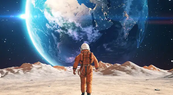 Samotny astronauta na Księżycu podziwia Ziemię.