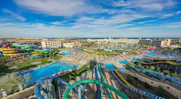 Wodne szaleństwo w Hawaii Paradise Aqua Park Resort: zjeżdżalnie, baseny i palmy pod błękitnym niebem.
