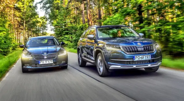 Dwa modele Skoda SUV jadące leśną drogą.