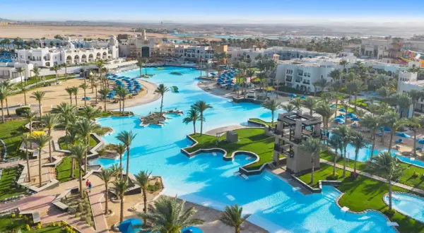 Piękny kompleks basenów i budynków hotelowych z palmami. Idealne miejsce na wakacje, jak sugerują opinie o Pickalbatros Oasis Port Ghalib.