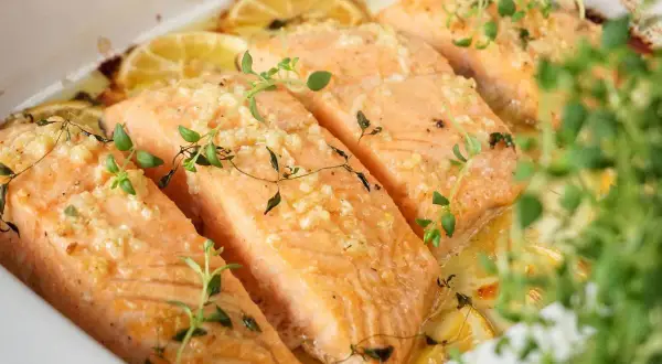 Saftige Lachsfilets mit Knoblauch und Zitrone, ein köstliches Gericht, das perfekt zu vielen Lachs Rezepten passt. Frisch aus dem Ofen.