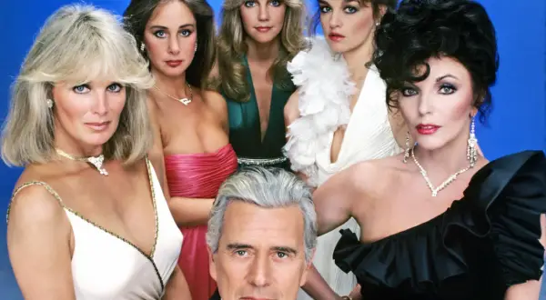 Ikony lat 80. w eleganckich kreacjach: Joan Collins, Heather Locklear, Pamela Sue Martin, Linda Evans, Catherine Oxenberg i John Forsythe.
