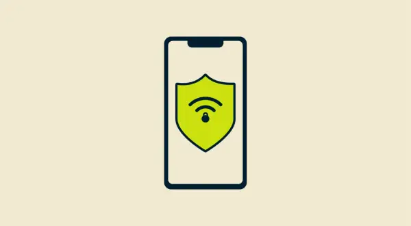 Ikona telefonu iPhone z tarczą symbolizującą bezpieczeństwo i połączenie Wi-Fi. Zapewnij sobie prywatność online z VPN na iPhone.