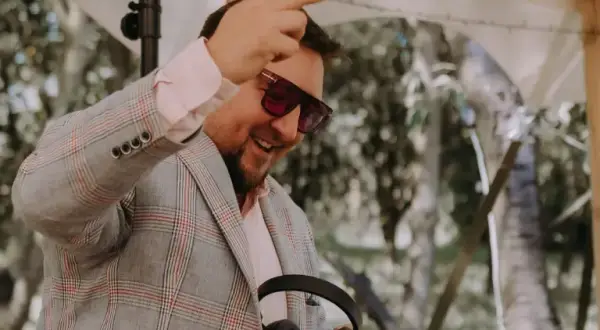 Ile zarabia dj na weselu? Zaskakujące stawki i czynniki wpływające na ceny