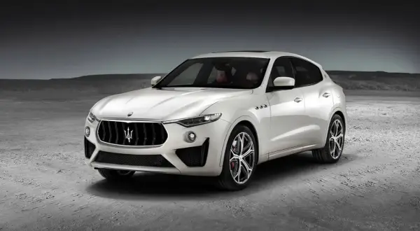 Biały Maserati Levante na pustkowiu. Sprawdź aktualną maserati levante cena i odkryj luksus.