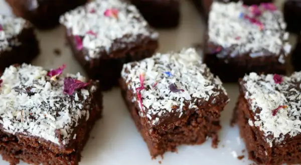 Små bitar av saftiga kärleksmums utan mjölk, toppade med chokladglasyr, kokosflingor och vackra blomblad.