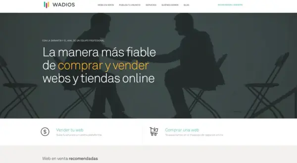 Siluetas de dos personas sentadas, una frente a la otra, en un ambiente oscuro. El texto principal dice "La manera más fiable de comprar y vender webs y tiendas online".