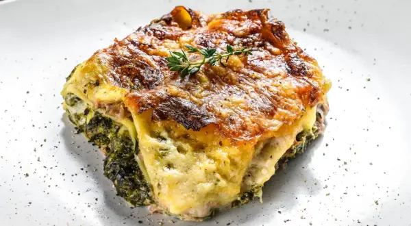 Herzhafte Lasagne mit Spinat und Käse überbacken, ein köstliches Gericht für Ihre Spinat Rezepte Sammlung.