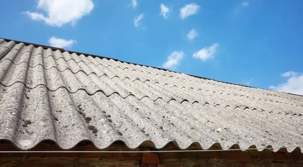 Stary dach pokryty eternitem, który zawiera azbest. Co to za materiał?