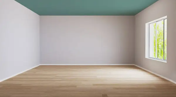 Leeres Zimmer mit hellem Holzboden und einem Fenster mit Blick auf grüne Bäume. Tolle Ideen für ein kleines Schlafzimmer streichen: eine Wand in hellem Grau, die Decke in einem beruhigenden Türkis.