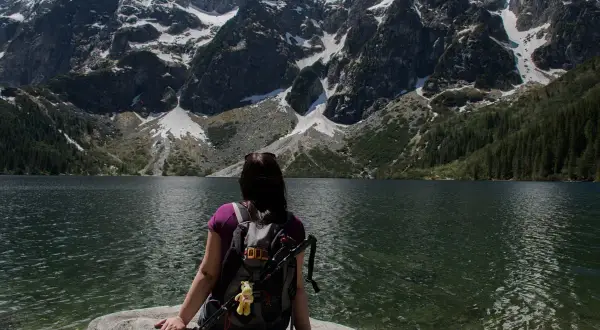 Widok na Morskie Oko z perspektywy turystki. Trasa od parkingu prowadzi przez malownicze szlaki.