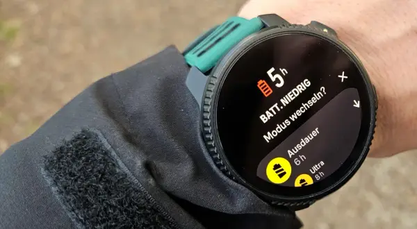 Suunto Vertical Test: Niedriger Akkustand (5h) mit Optionen für Ausdauer (6h) und Ultra (8h) Modus.