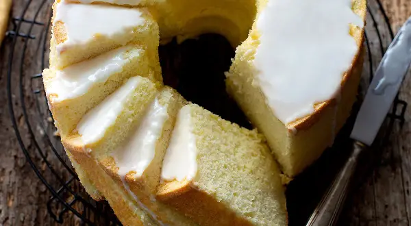 Delizioso chiffon cake al limone glassato, pronto per essere gustato.