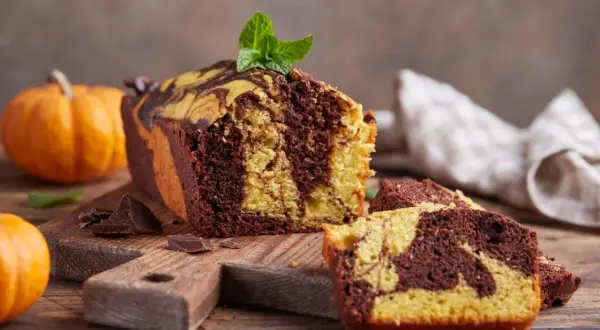 Wilgotna babka wielkanocna dwukolorowa, z czekoladowymi i waniliowymi wirami, ozdobiona miętą.