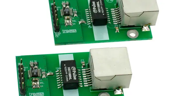 Dwie zielone płytki drukowane z elementami elektronicznymi, złączami i chipem SPI.