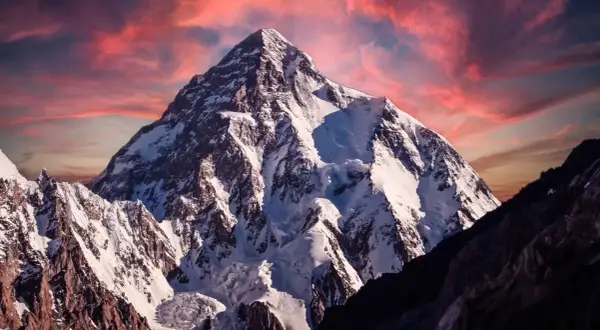 Majestätisches, schneebedecktes Gebirge der Welt im Abendrot.