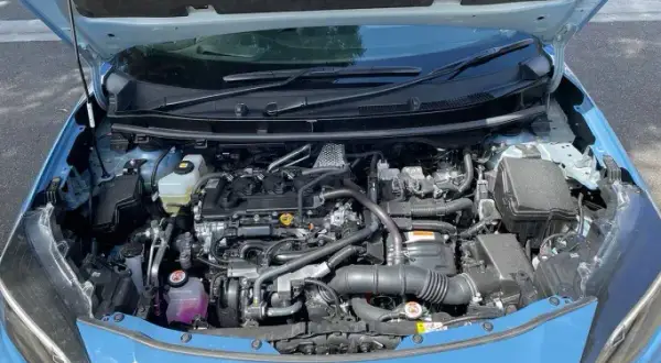 Jak otworzyć maskę Toyota Yaris w kilku prostych krokach