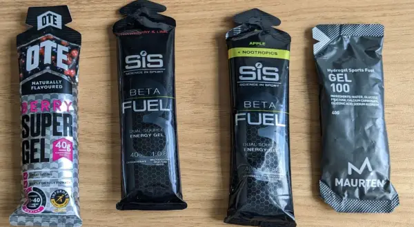 Cztery żele energetyczne do biegania: OTE Berry Super Gel, dwa SiS Beta Fuel (truskawka-limonka i jabłko z nootropikami) oraz Maurten Gel 100.