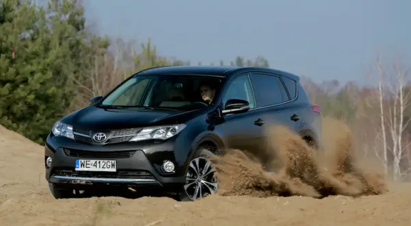 Jak działa napęd 4x4 w Toyota RAV4 II - kluczowe informacje i porady