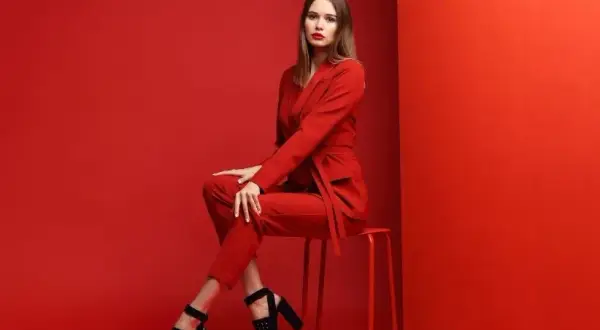 Buty do czerwonego kombinezonu: Jak stworzyć stylizację idealną?
