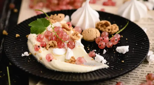 Cremiges Dessert mit roten Johannisbeeren, Baiser und Keksen. Perfekt für Johannisbeeren Rezepte.