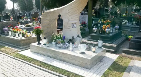 Co zamiast pomnika na cmentarzu? Odkryj nietypowe i ekologiczne opcje