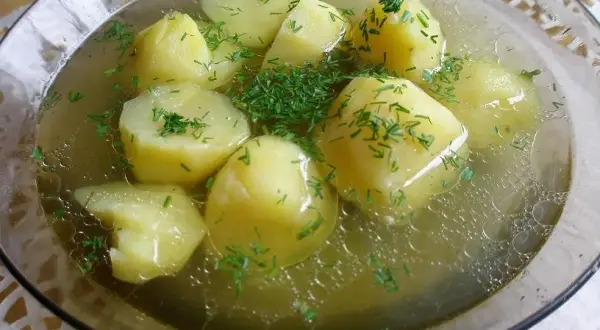 A miseczka pełna aromatycznego rosołu z ziemniakami i świeżym koperkiem. Idealny na chłodne dni.