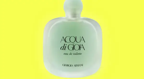 Butelka perfum Acqua di Gioia 100ml Giorgio Armani na jaskrawożółtym tle.