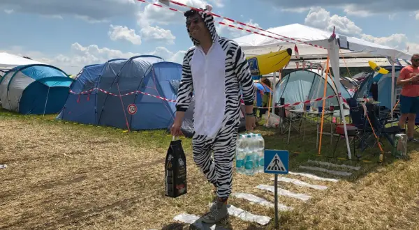 Mann im Zebra-Kostüm auf dem Campingplatz des Hurricane Festivals Regen.