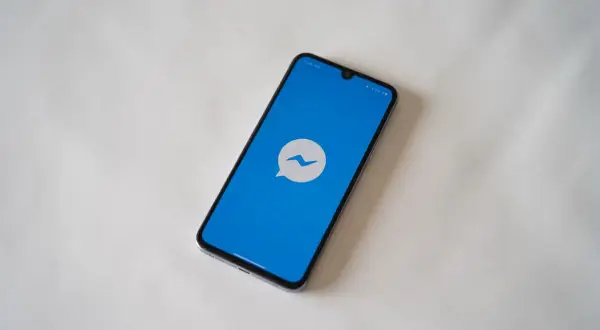 Smartfon z ikoną Messengera. Czy jeśli usunę wiadomość na Messengerze, to on to widzi?