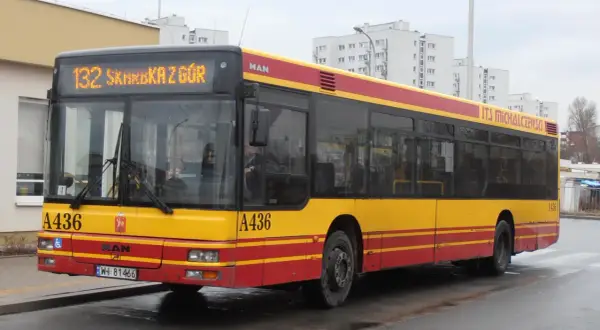 Autobus linii 132 Warszawa, oznaczony jako A436, z napisem "ITS Michalczewski" na boku, gotowy do jazdy.
