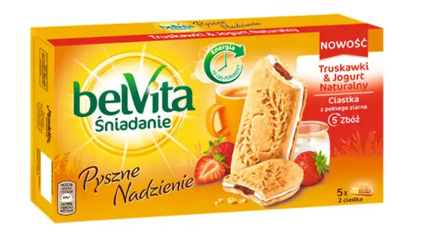 Opakowanie ciastek BelVita z nadzieniem truskawkowo-jogurtowym, ze świeżymi truskawkami i kubkiem napoju.