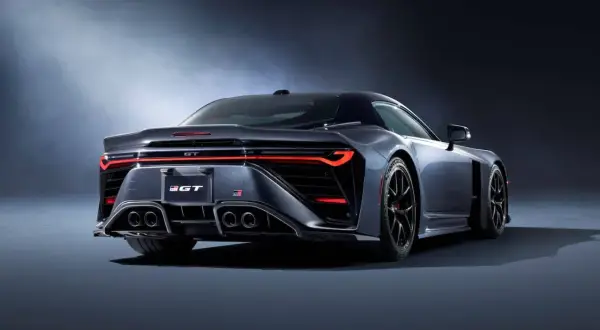 Tylna część sportowego coupe Toyota GR GT z agresywnym dyfuzorem i czterema końcówkami wydechu.