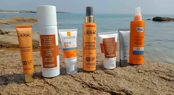 Des crèmes solaires Lierac, Sisley, La Roche-Posay, Skinceuticals et Roc sur des rochers. Elles servent à protéger la peau des rayons UV et à prévenir le vieillissement cutané.
