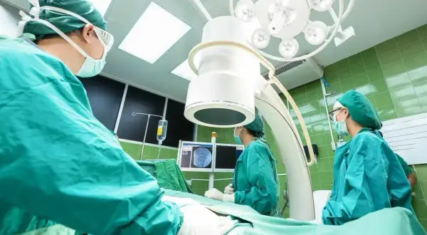 Zespół chirurgów podczas operacji. Zastanawiasz się, ile zarabia neurochirurg? To skomplikowana praca wymagająca lat nauki.