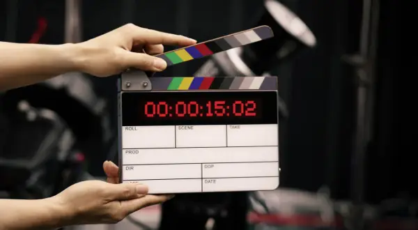 Klapka filmowa z cyfrowym licznikiem, gotowa do akcji. Wkrótce powstają kolejne filmy na podstawie książek.