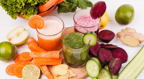 Kolorowe soki warzywne i owocowe, idealne na dieta sokowa. Marchew, buraki, ogórek, jabłko, limonka, imbir i sałata.