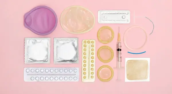 Verhütungsmittel: Pessar, Kondome, Spirale, Spritze, Ring, Pflaster. Eine hormonfreie Pille ist auch zu sehen.
