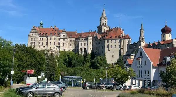 Schloss Sigmaringen, ein Highlight am Donauradweg zwischen Tuttlingen und Sigmaringen, thront über der Stadt.