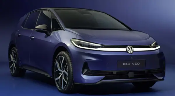 El Volkswagen ID.3 Neo, un coche eléctrico azul vibrante, se presenta con un diseño moderno y elegante.