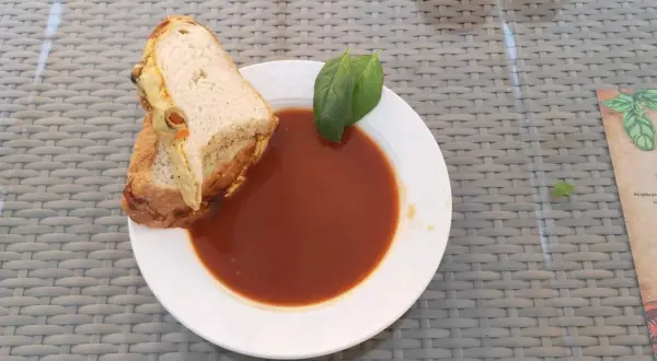 Zupa pomidorowa z kanapką, idealna na islandzką przygodę. Pomyśl, jakie jedzenie zabrać na Islandię, by było równie pyszne!