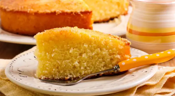 Una fetta di torta di zucca soffice e dorata, pronta per essere gustata.