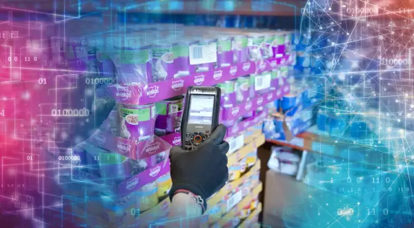 Ręka w czarnej rękawiczce skanuje puszki karmy dla kotów Whiskas w magazynie. Cyfrowe linie i liczby symbolizują technologię sscc.