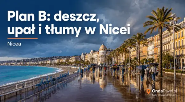 Promenada w Nicei z palmami, budynkami i ludźmi z parasolami w deszczowy dzień.