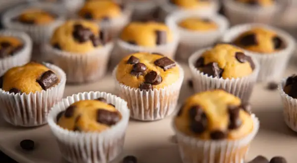 Viele saftige Sally Muffins mit Schokostückchen, bereit zum Genießen.