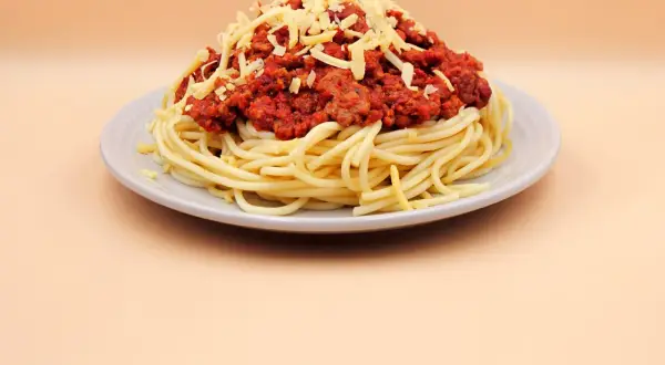 Pyszne spaghetti z sosem bolońskim i startym serem. Idealne danie, gdy zastanawiasz się, jak zrobić spaghetti.