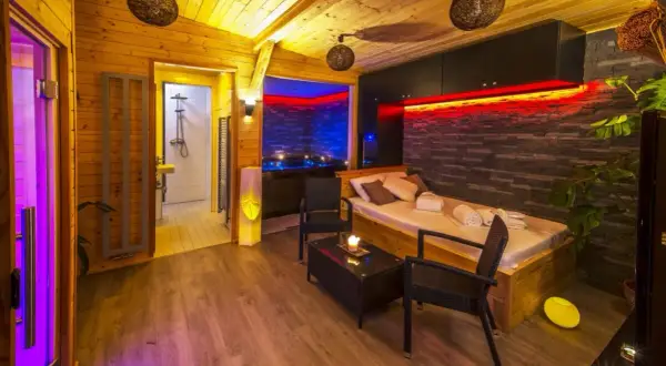 Entspannende Sauna mit Dusche, Ruheliege und Whirlpool. Perfekt für eine Auszeit in Prag.