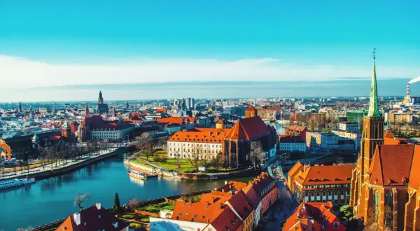 Wrocławskie Stare Miasto, z rzeką i zabytkowymi kamienicami, to jeden z najpiękniejszych miast w Polsce.